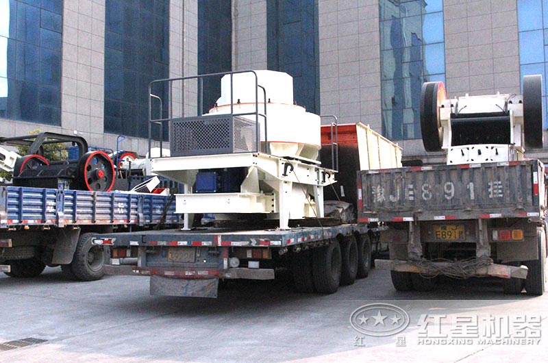 石頭制沙設(shè)備_鄂破機(jī)+沖擊式破碎機(jī)發(fā)貨現(xiàn)場