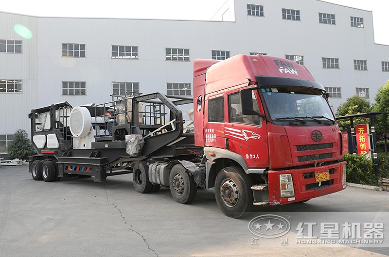 時(shí)產(chǎn)500噸移動(dòng)式1215鄂破機(jī)發(fā)貨現(xiàn)場(chǎng)