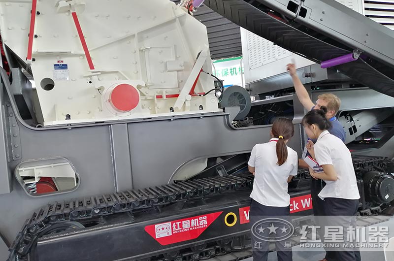 客戶來廠實地考察，經理一對一講解