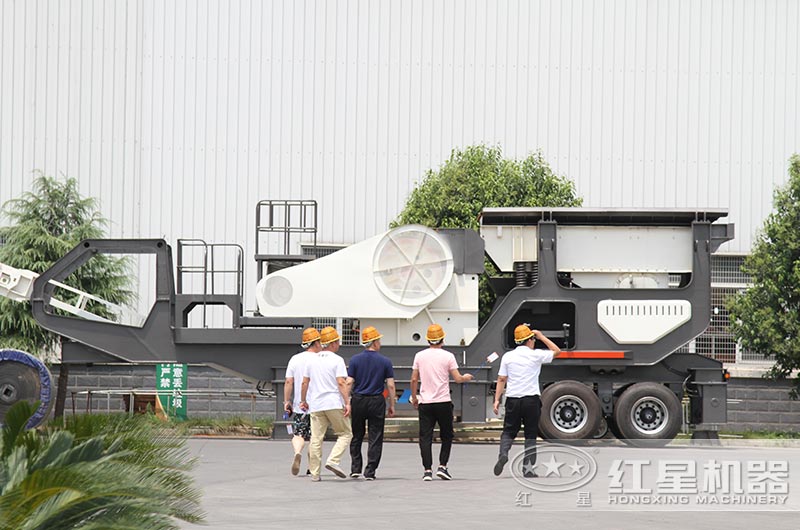 用戶來廠近距離參觀移動山石破碎機