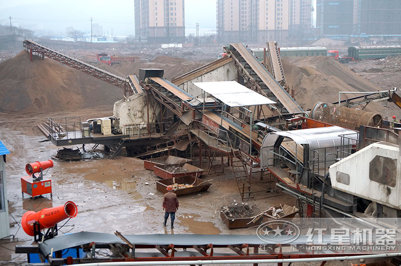 移動式建筑垃圾破碎機生產(chǎn)現(xiàn)場