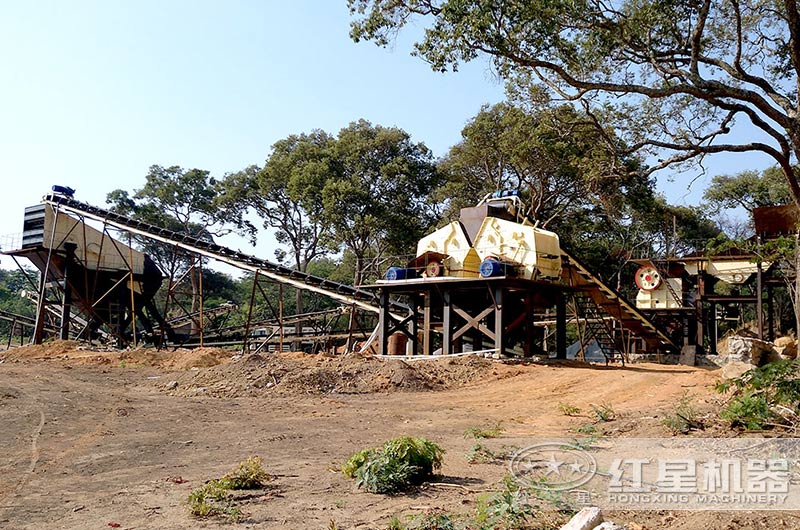 機(jī)器沙生產(chǎn)現(xiàn)場(chǎng)，鄂破（粗碎）+反擊破（中細(xì)碎）