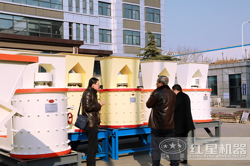 客戶來紅星廠區(qū)參觀，近距離了解小型制砂機