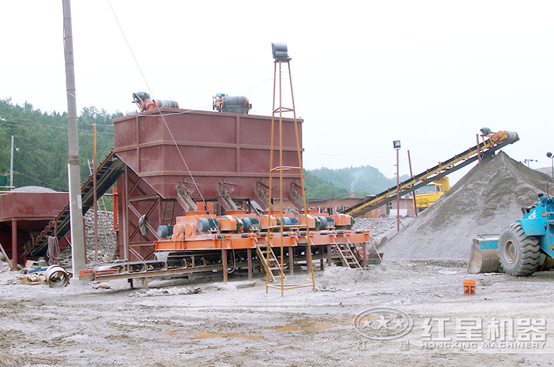 直徑800對輥式破碎機(jī)現(xiàn)場安裝中