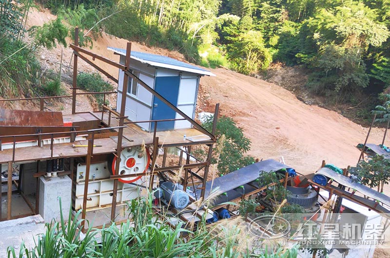 石料破碎生產線現(xiàn)場，鄂破機+圓錐破