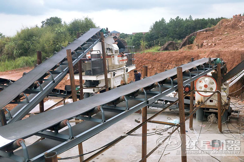 硅石破碎生產(chǎn)線安裝中，生產(chǎn)05砂石料