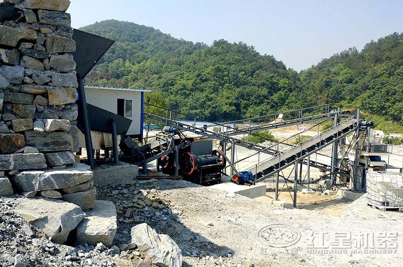 湖北廣水機(jī)制砂生產(chǎn)線(xiàn)一角，近距離觀看細(xì)鄂破機(jī)