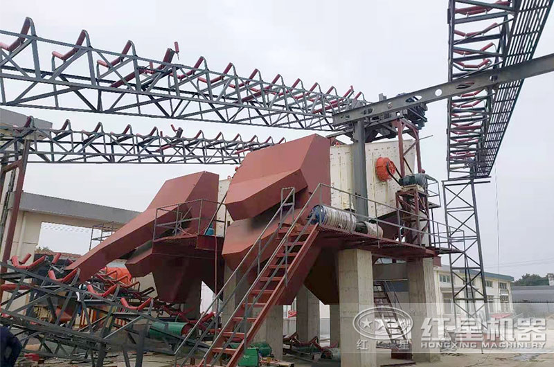 砂石廠中的土石分離設備，圓振動篩